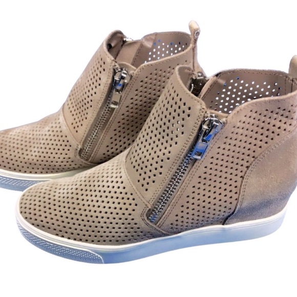 Steve Madden Shoes - Steve Madden tan ankle booties/wedges in size 8M. Good used condition